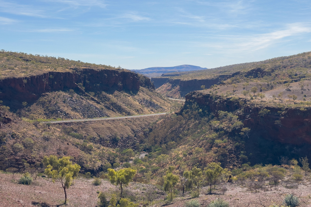Wie ein Riss in der Landschaft ist dieser Canyon zu sehen. Die Strasse führt an einer Seite unten entlang