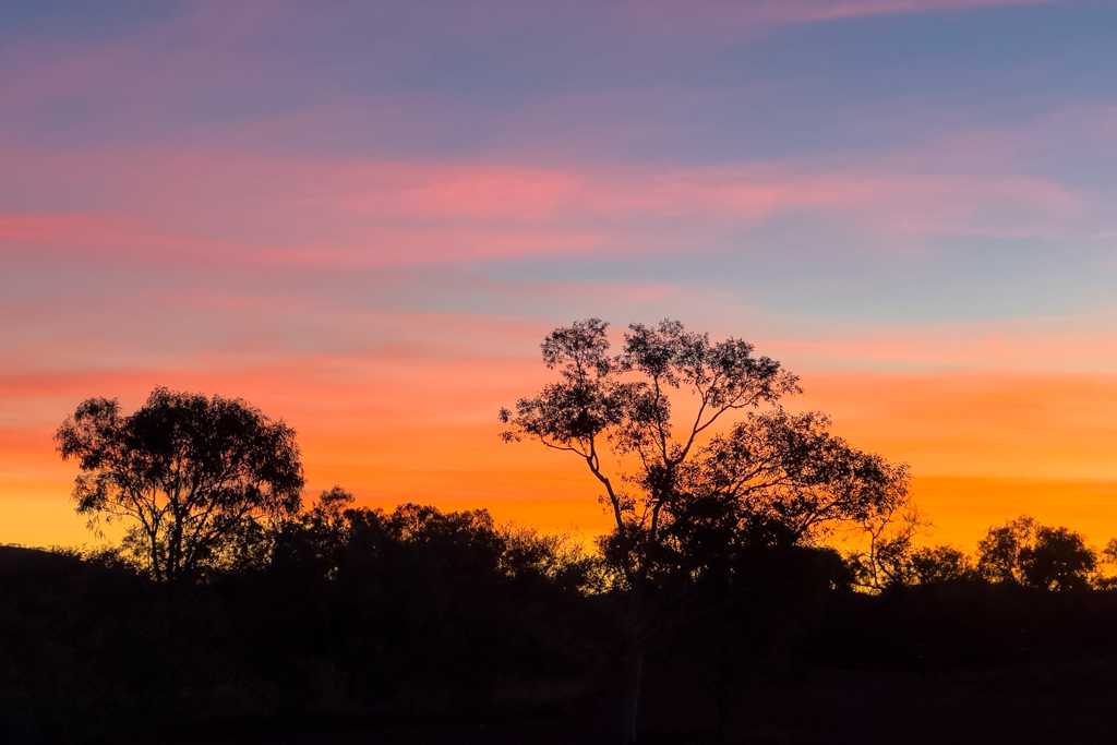 Gerade so als würde der Horizont nach dem Sonnenuntergang über dem Karijini NP brennen.