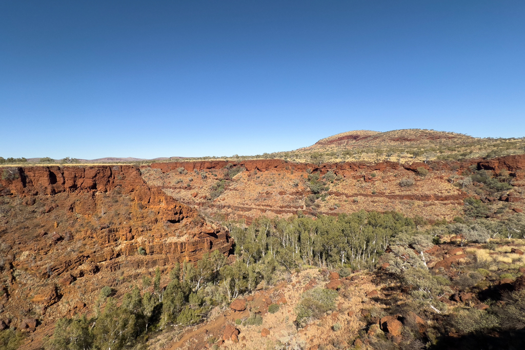Von einem Aussichtspunkt kann in die Dales Gorge hinunter sehen