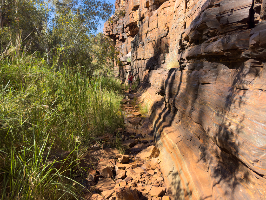 Mit Ma unten am Grund der Dales Gorge auf dem schmalen Weg unterwegs
