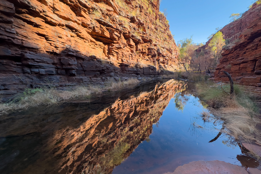 Im ruhigen Wasser der Hancock Gorge spiegeln sich die Felswände des schmalen Canyons