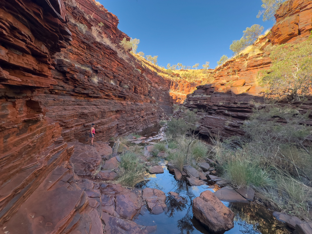 Mit Ma zusammen in der Hancock Gorge unterwegs - hier ist es mühsamer als in der Dales Gorge