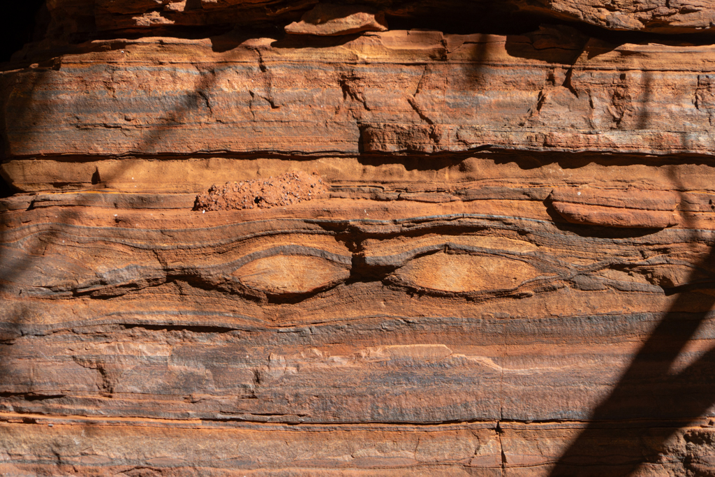 "Augen Buddhas" oder "Augen der Weisheit", die einem Symbol an Stupas in Nepal erinnern, schauen uns aus der Felswand der Dales Gorge an