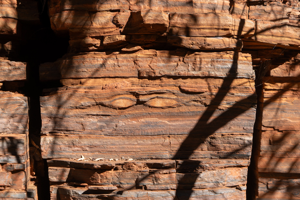 "Augen Buddhas" oder "Augen der Weisheit", die einem Symbol an Stupas in Nepal erinnern, schauen uns aus der Felswand der Dales Gorge an