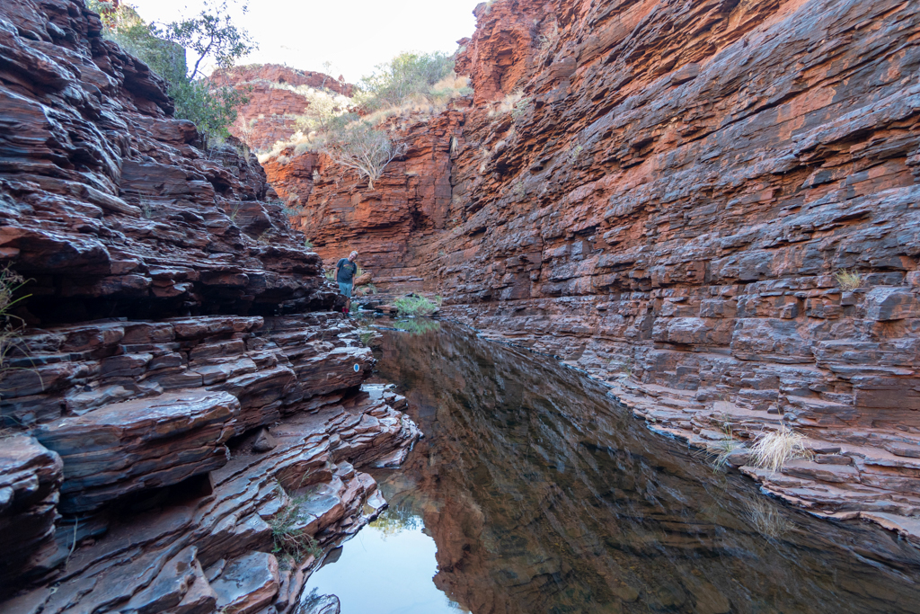 Ma geht schon mal vor, Jo ist etwas langsamer in der Hankook Gorge unterwegs. Unten steht kaltes Wasser am Boden