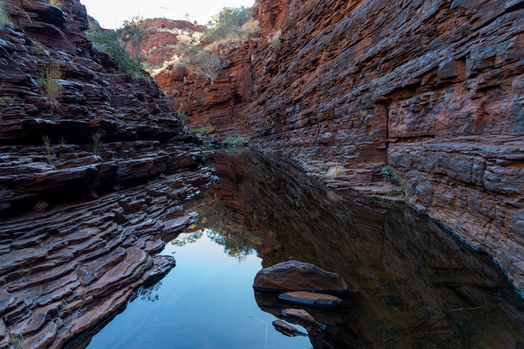 Wir sind auf dem Rückweg - Im ruhigen Wasser der Hancock Gorge spiegeln sich die Felswände des schmalen Canyons