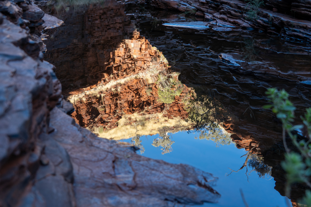 Im ruhigen Wasser der Hancock Gorge spiegeln sich die Felswände des schmalen Canyons