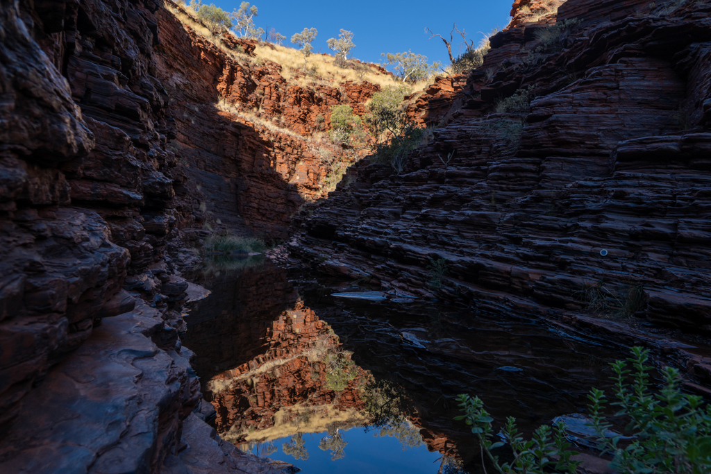 Wir sind auf dem Rückweg - Im ruhigen Wasser der Hancock Gorge spiegeln sich die Felswände des schmalen Canyons