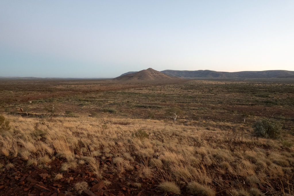 Eine ruhige und weite Landschaft liegt noch vor dem Sonnenaufgang vor uns