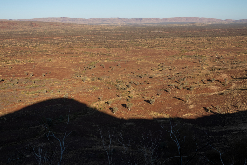 Noch wirft die Sonne am frühen Morgen lange Schatten über die weite Landschaft