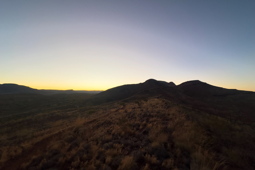 Langsam kommt das Licht am Horizont - bis zum Sonnenaufgang dauert es nicht mehr lang