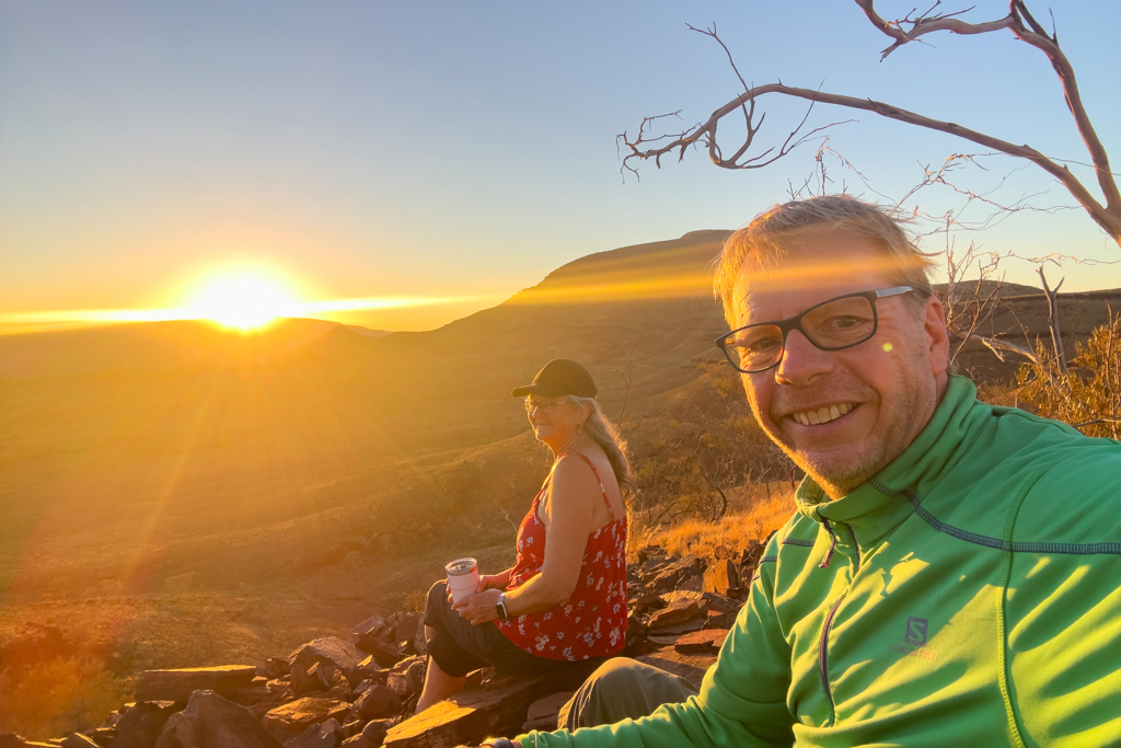 Vor uns liegt Mt. Bruce - wir begrüssen von unserem Hügel aus die ersten Sonnenstrahlen des Tages