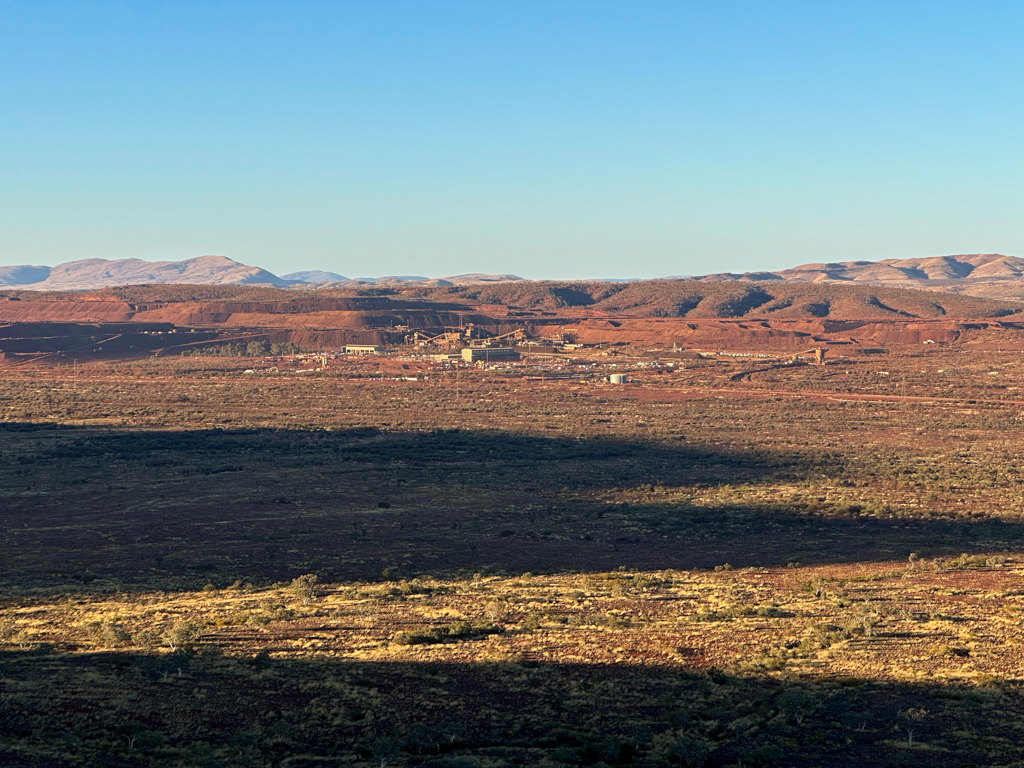 Die Erzmine ist im Sonnenlicht deutlich in der sonst so leeren Landschaft zu erkennen