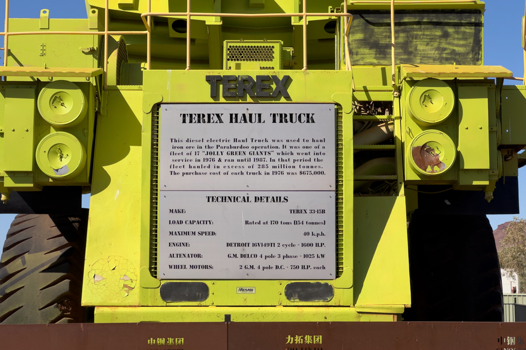 Der grosse alte TEREX Muldenkipper der Minengesellschaft ist in Paraburdoo zu bestaunen