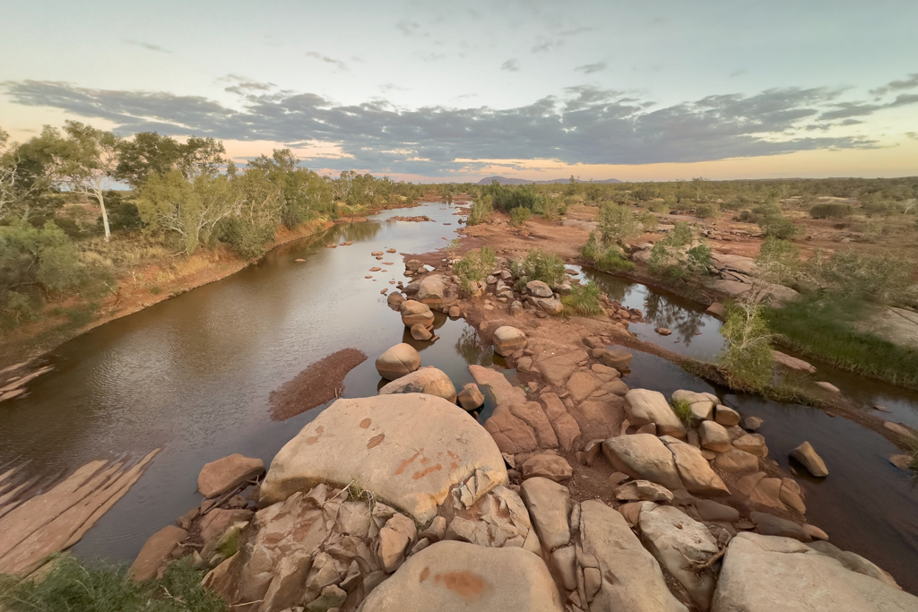 Gleich neben dem Roadhouse: Der flache Ashburton River im letzten Sonnenlicht des Tages