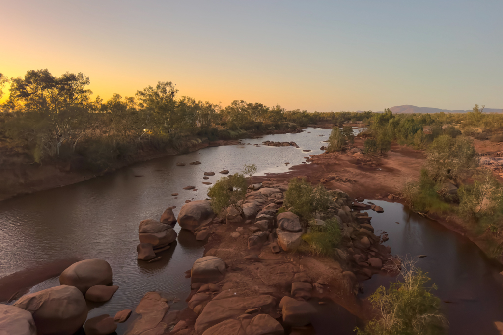 Gleich neben dem Roadhouse: Der flache Ashburton River am frühen Morgen