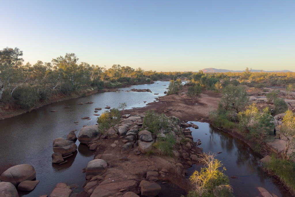 Gleich neben dem Roadhouse: Der flache Ashburton River nach Sonnenaufgang