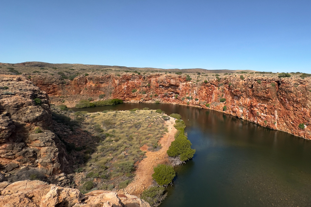 Nochmals ein Blick von oben in die sich biegende Mandu Mandu Gorge mit ihren steilen roten Felswänden