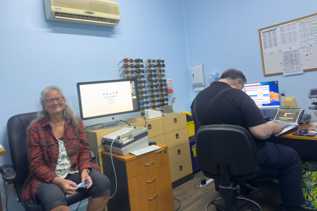 Das Praxiszimmer des Augenoptikers könnte etwas Aufräumen vertragen...