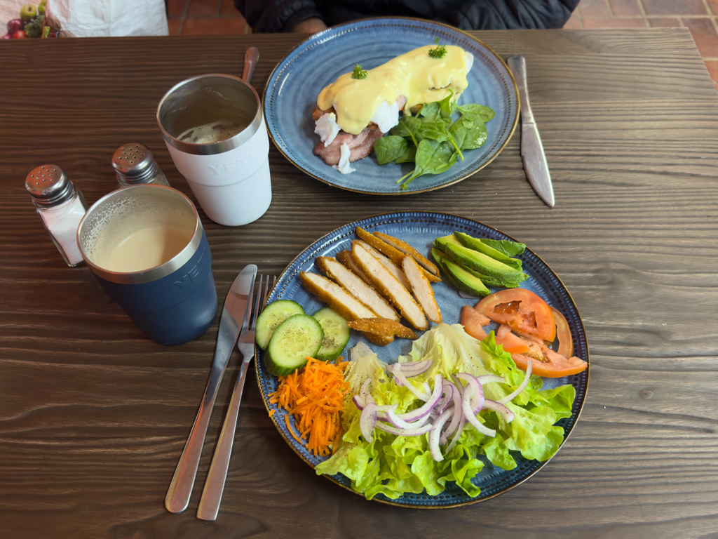 Im RICHI'S Golden Café vertreiben wir uns bei Kafi und Salat die Wartezeit