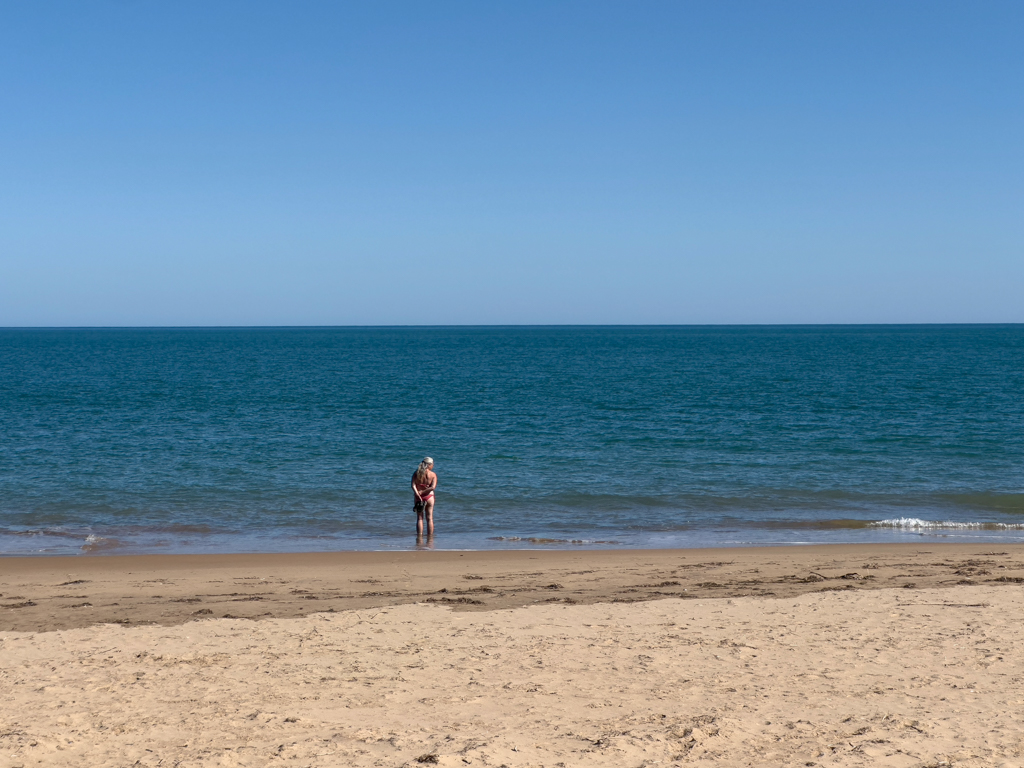 An der leeren Town Beach lässt sich Ma warme Wasser um die Beine wirbeln