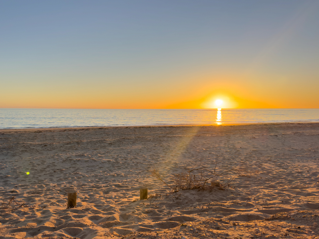Ganz flach steht die Sonne am Horizont. Gleich geht der Tag zu ende.