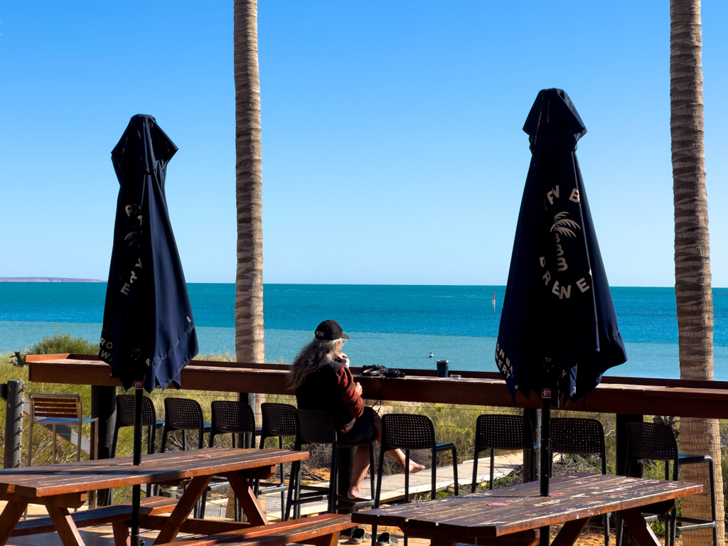 Nach dem Morgenrummel mit den Delfinen sitzen wir gemütlich an der leeren Bar mit freiem Meerblick