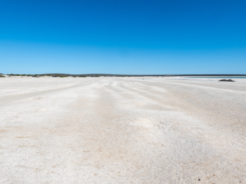 In breiten Wellen liegt die weisse Beach quer vor uns