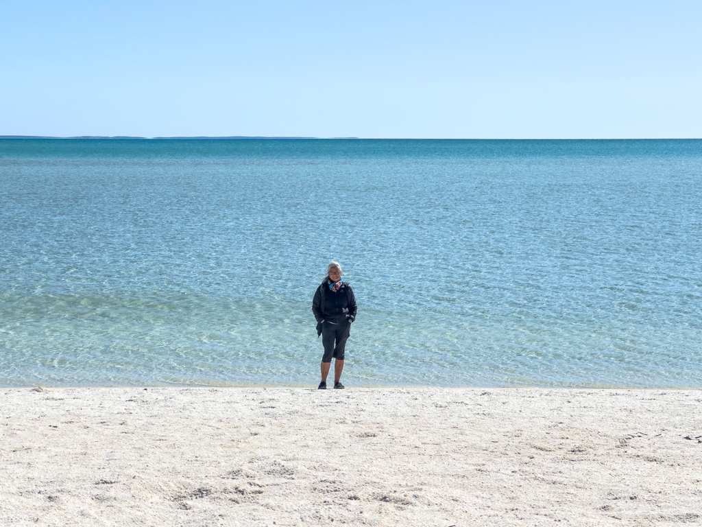 Auch Ma posiert gerne für Jo an der weissen Shelly Beach