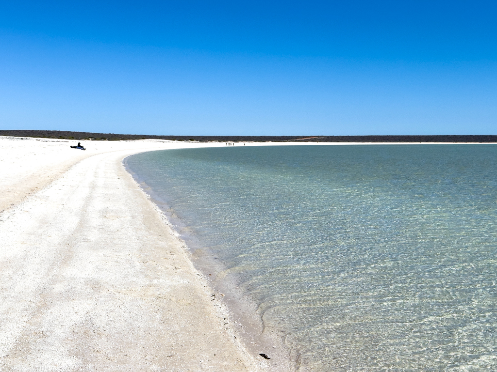Bei Ebbe die langgezogene und fast menschenleere weisse Shelly Beach vor uns.