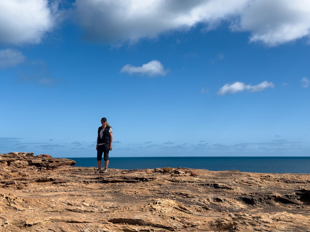 Ma posiert während der Wanderung an der Kalbarri Beach. Dahinter das tief blaue Meer und oben der hellblaue Himmel. Was für ein Prachtstag