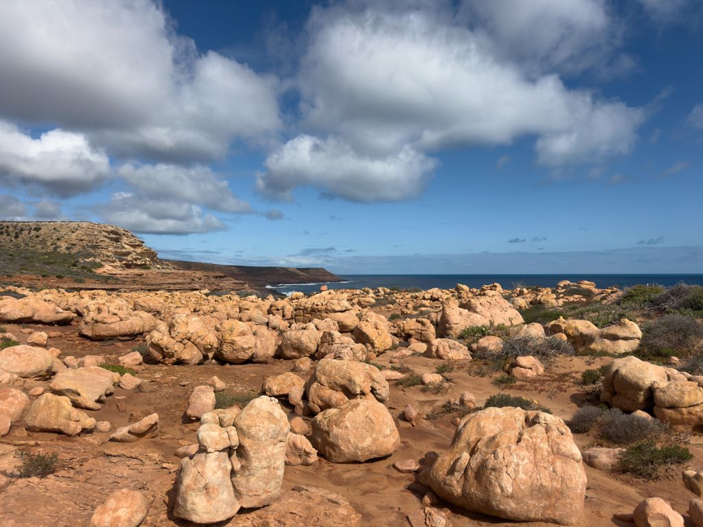 Oben auf der Küste sind diese abgeschliffenen Standsteinfelsen zu sehen. Fast wie bei den Devils Marbles