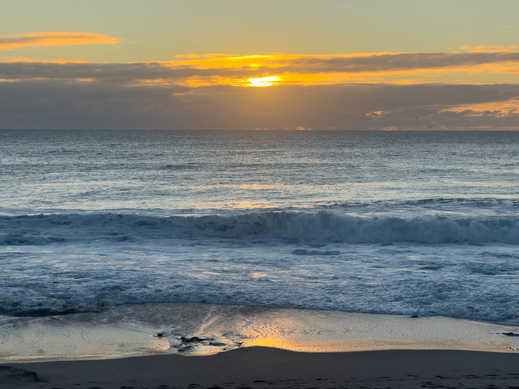 Auch wenn sich Wolken vor die Sonne schieben ist es immer noch ein beeindruckender Sonnenuntergang an der Kalbarri Beach bei Red Bluff
