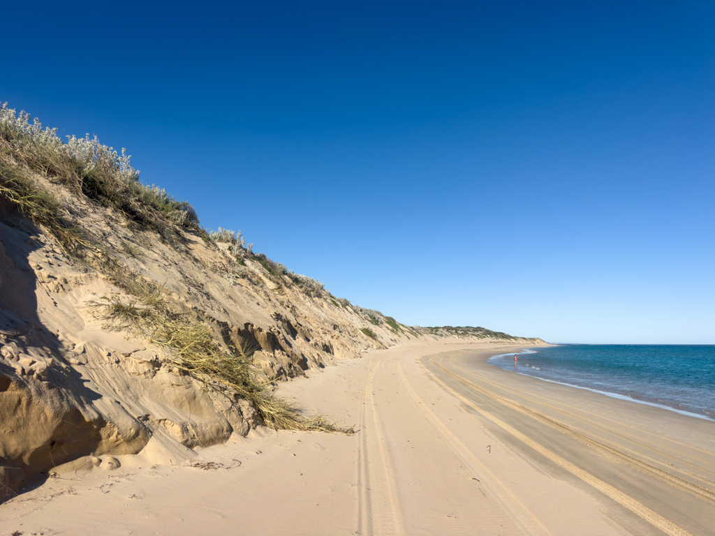 Naturbelassene Dünen an der Beach, und doch auch ein Raub des Meeres und des Winds..