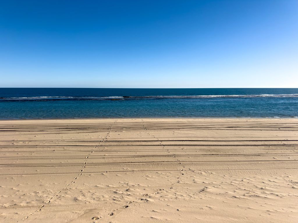 Unter uns der Strand und das Meer. Links die Spur von Jo, Rechts die von Ma
