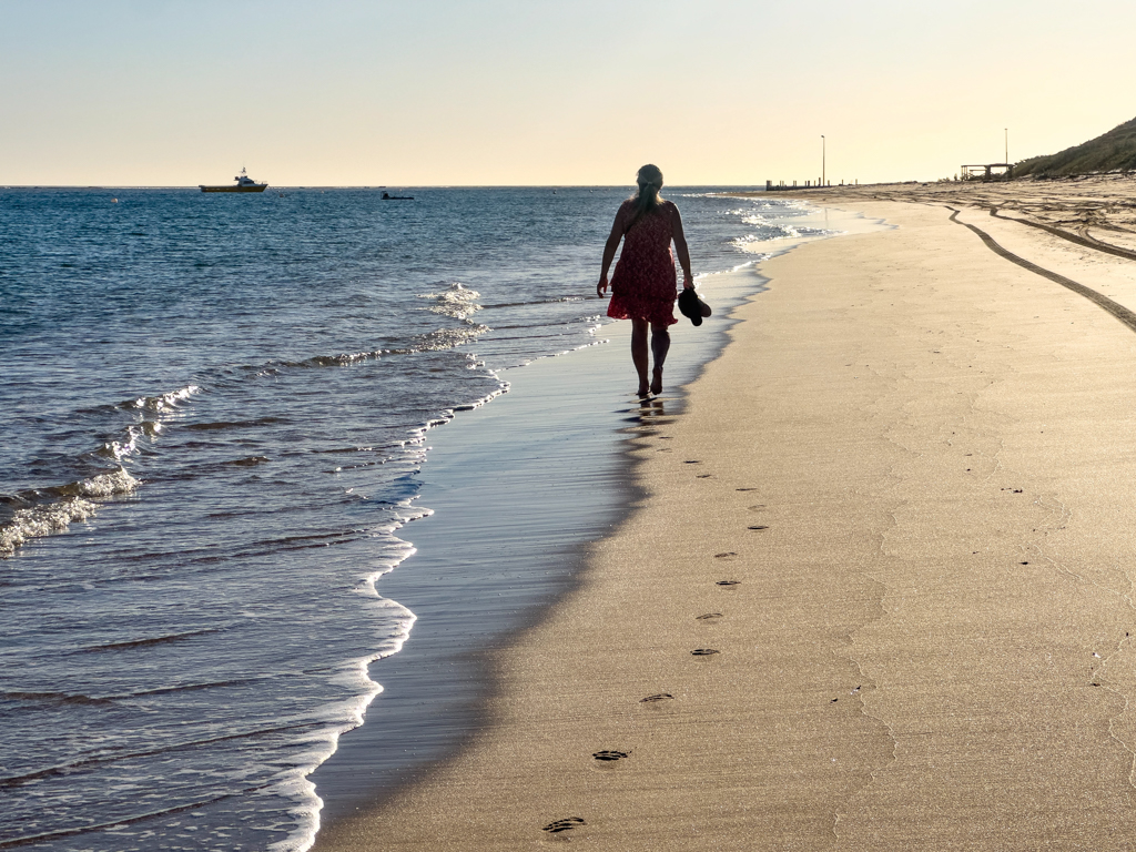Mit Ma an der Beach entlang. Nichts währt kürzer als die Fussspuren im nassen Sand