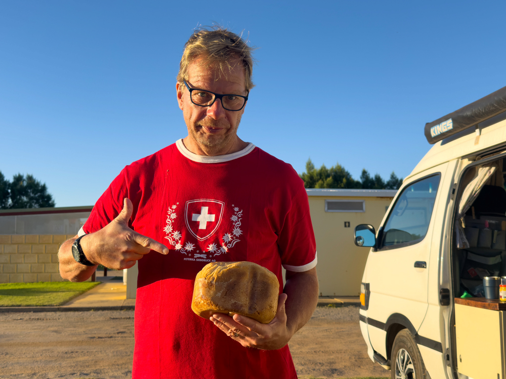 Wie liebt! Ein vom Nachbarn selbst gebackenes Weissbrot zu unserem Nationalfeiertag