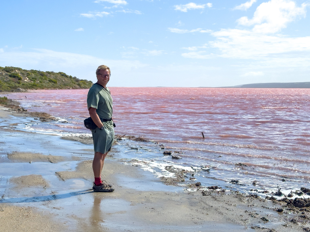 Lässig posiert Jo am flachen Ufer der Pink Lagoon