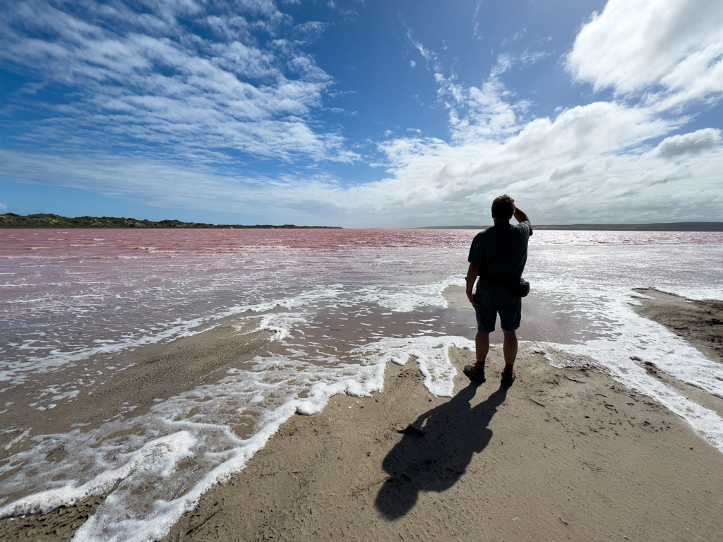 Jo am Strand der Pink Lagoon hält Ausschau ob sich was tut