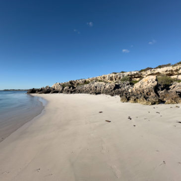 Schneeweisser Sandstrand und türkisfarbenes Meer