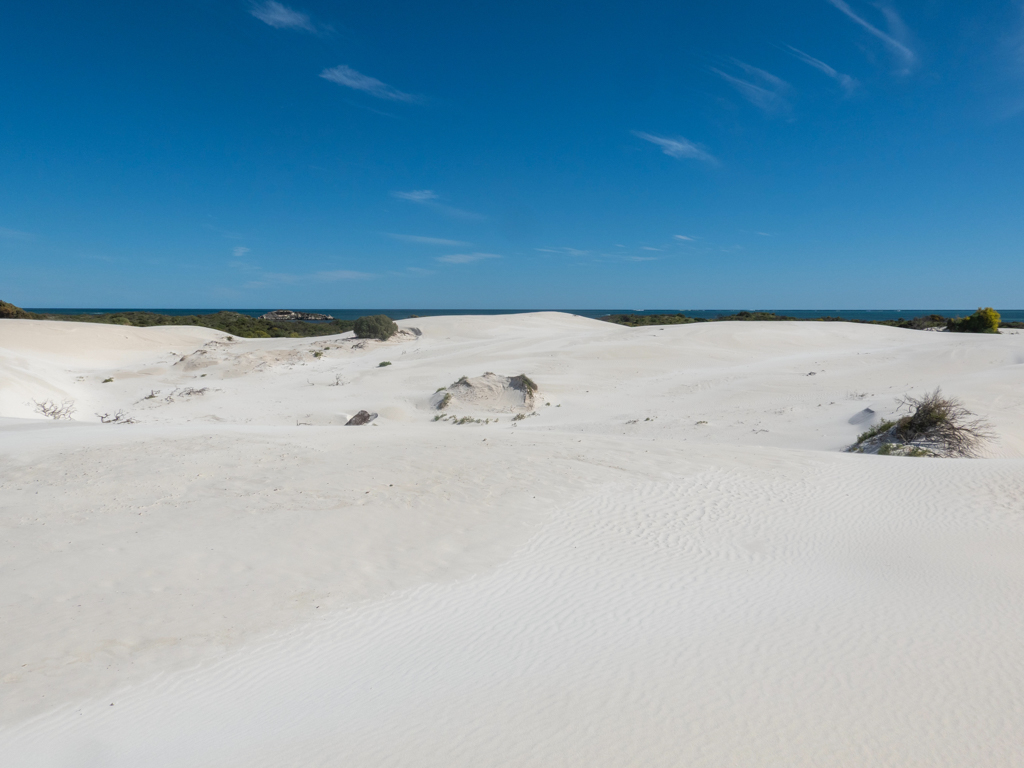 Weisser Sand dass es einem fast die Augen schmerzt. Dahinter das blaue Meer