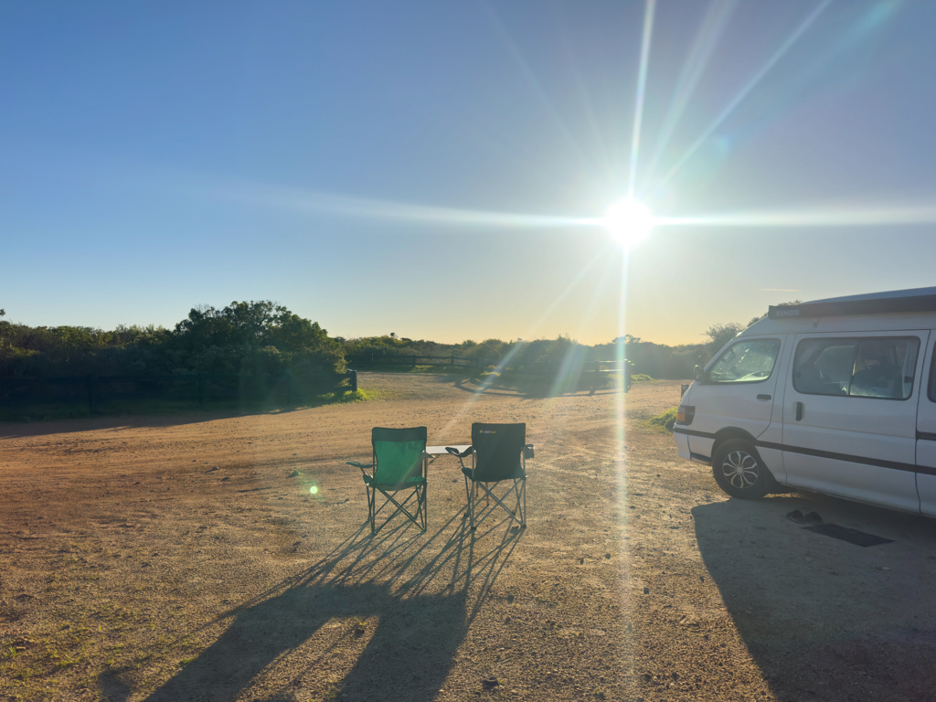 Allein am Campground. Die Sonne wärmt nach der kalten Nacht