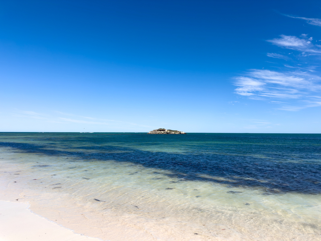 Der weisse Strand, das blaue Meer, der weite blaue Himmel