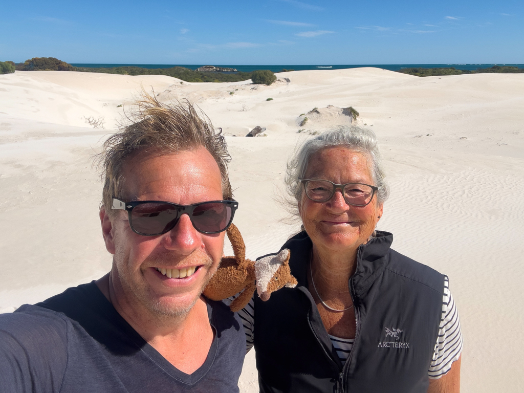 JoMaMo Selfi auf der weissen Düne im Green Head mit dem blauen Meer dahinter