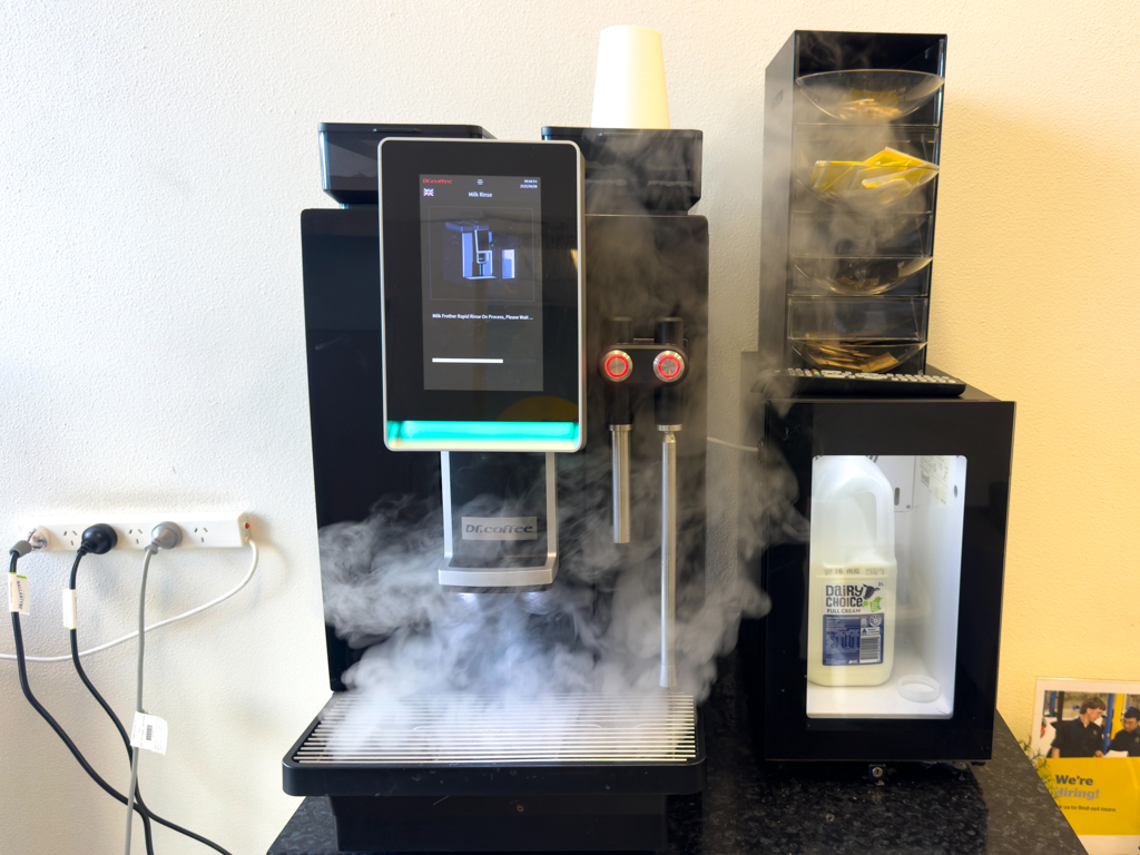 Die Kaffeemaschine in Dampfschwaden