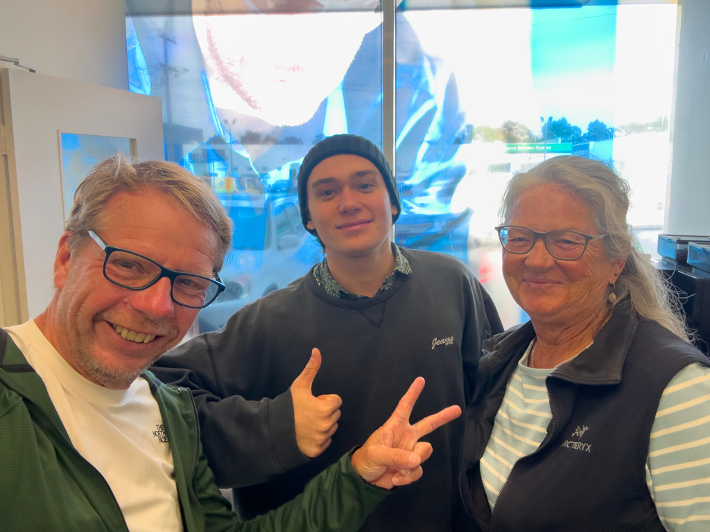 Im Wartezimmer der Autogarage treffen wir mit Nikita einen Leidensgenossen