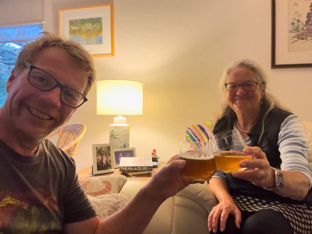 Bei John& Joan stossen wir auf Katharina das Geburtstagskind aus der Ferne an