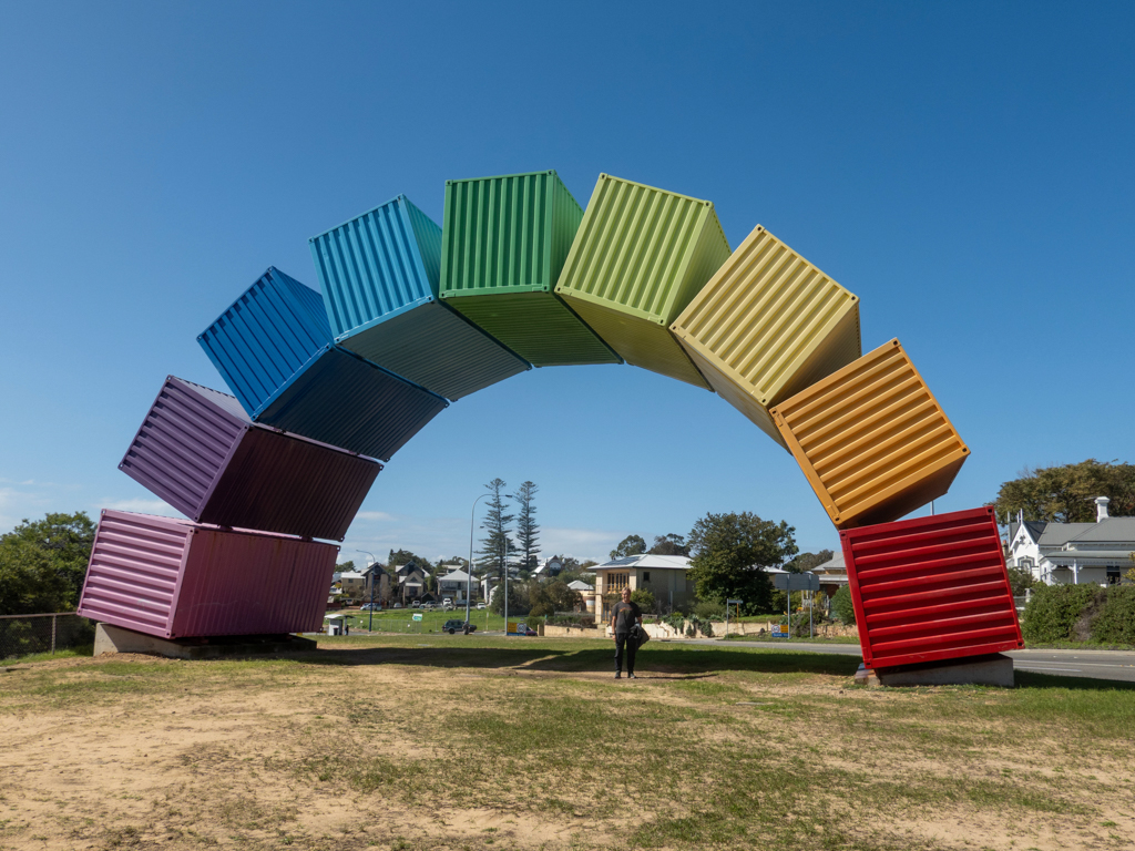 Jo posiert unter der Container Regenbogen