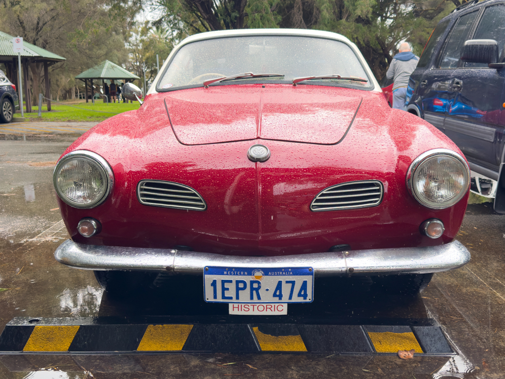 Ein schöner Goldi Oldie fährt vor. Ein 62er Karmann Ghia