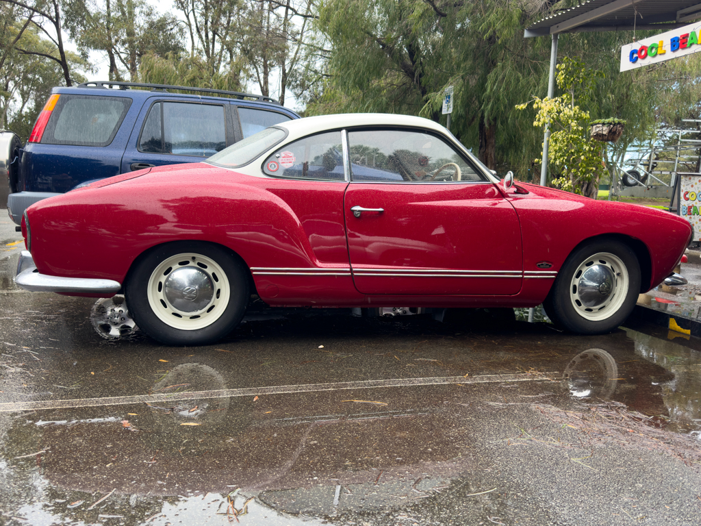 Ein schöner Goldi Oldie fährt vor. Ein 62er Karmann Ghia